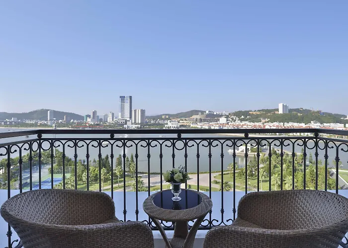 Khu nghỉ mát Vinpearl &